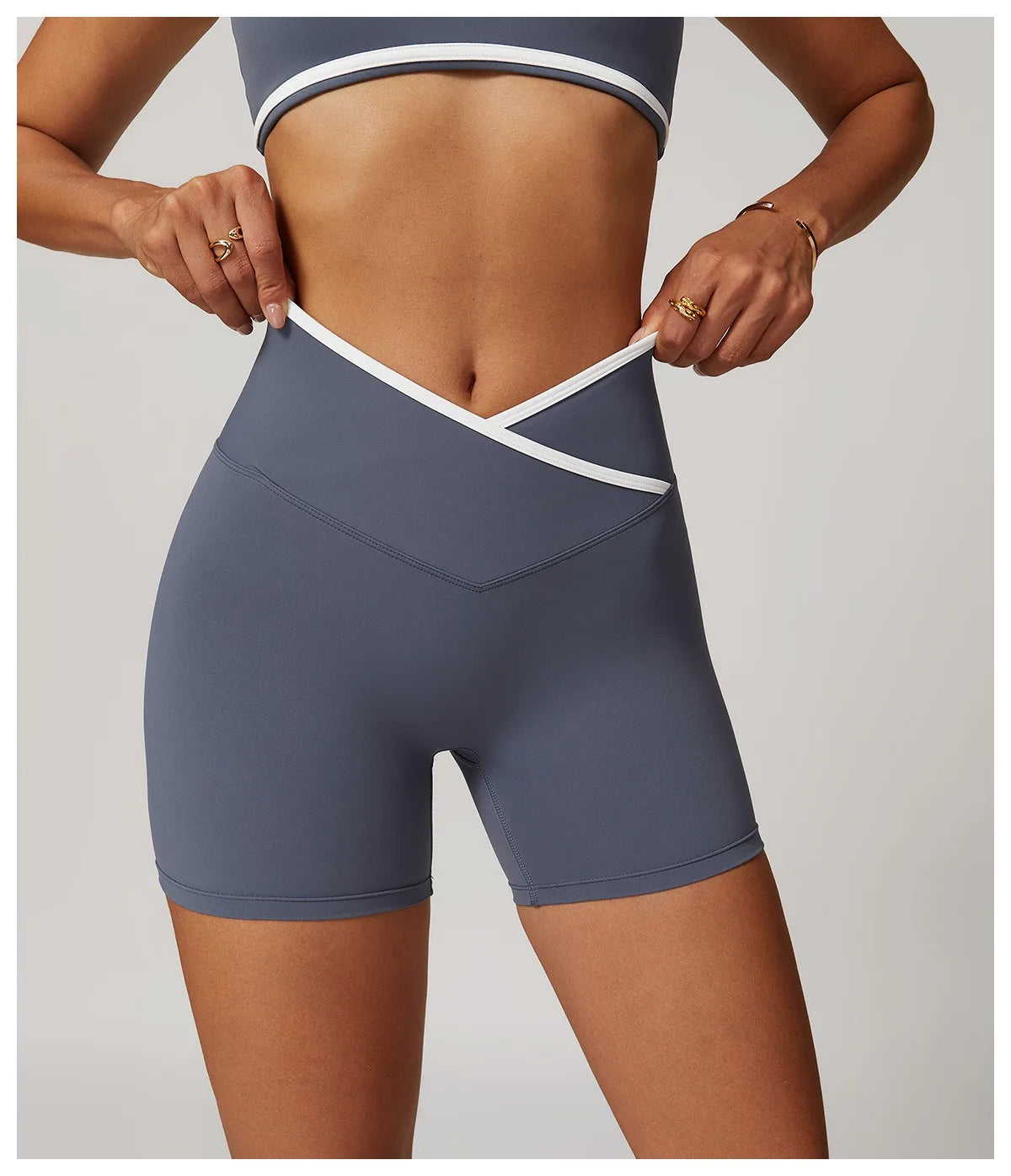 Short Assinatura em V