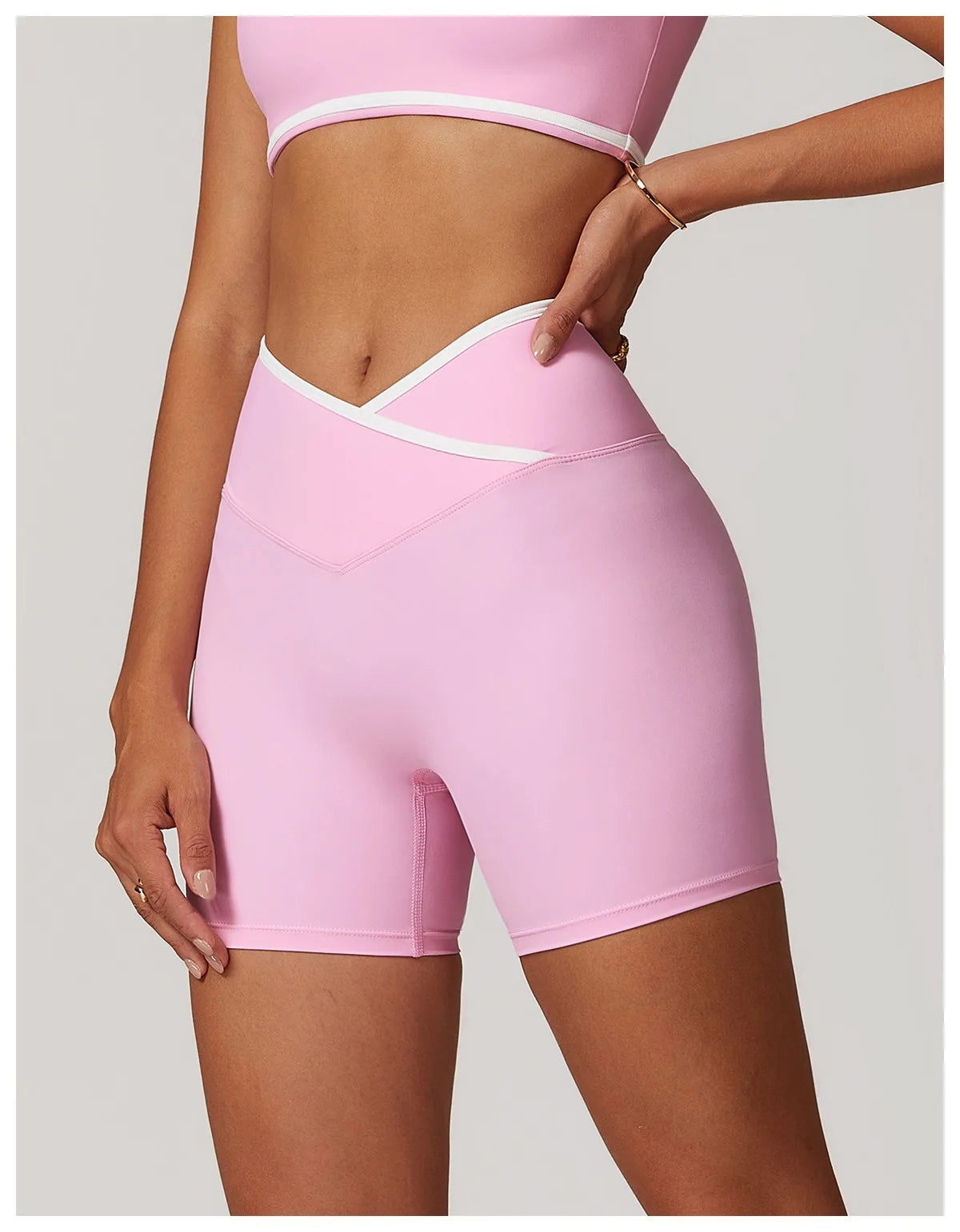 Short Assinatura em V