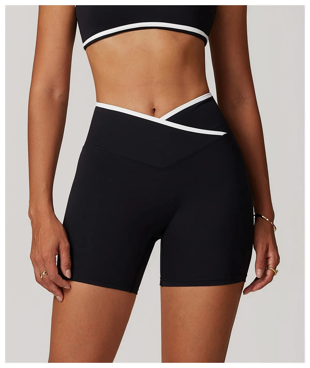Short Assinatura em V