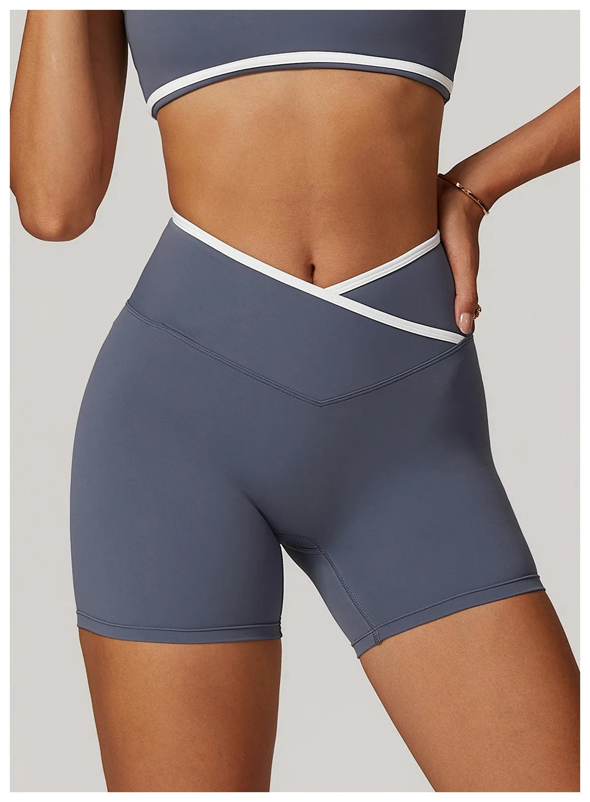 Short Assinatura em V