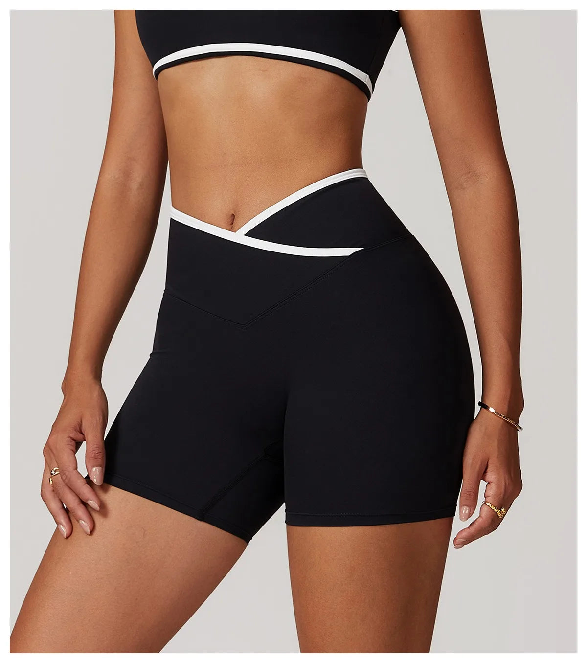 Short Assinatura em V